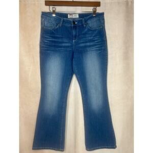 LEI Junior 11 Short Ashley Low Rise Bootcut Jeans Medium Wash Denim Western